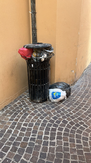 San Benedetto del Tronto - Buttano immondizia nel cestino gettacarte: protesta in via Laberinto